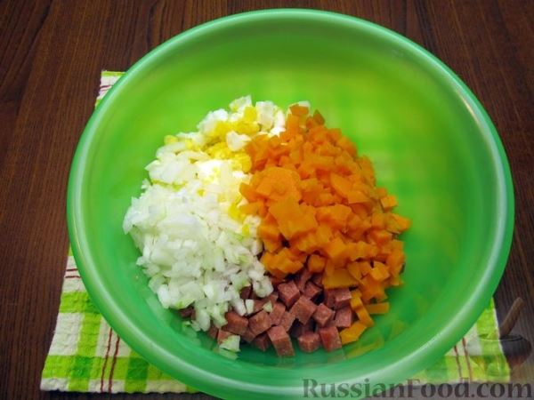 Салат с колбасой, морковью, кукурузой и яйцами