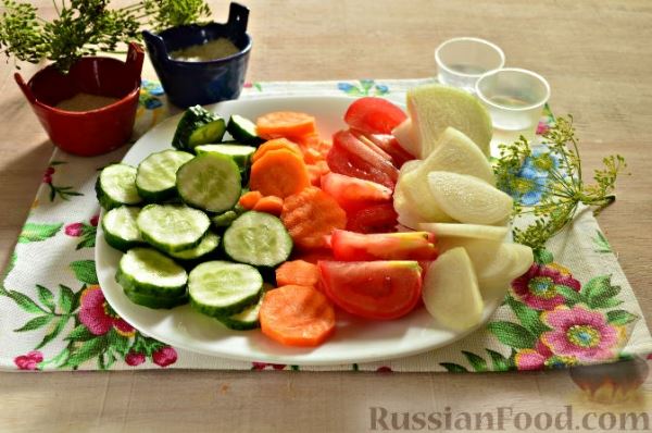 Маринованный салат из помидоров, огурцов, моркови (на зиму)