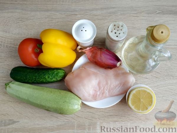 Салат из курицы с кабачками, огурцами, сладким перцем и помидорами
