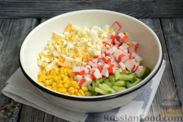 Салат из крабовых палочек с кукурузой, огурцом и сухариками