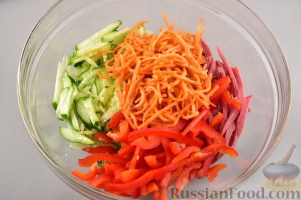 Салат с фунчозой, мясом, морковью по-корейски и овощами
