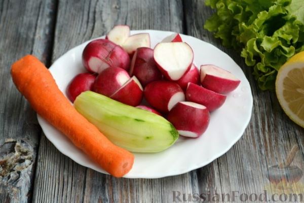 Салат с редиской, огурцом, морковью и кукурузой