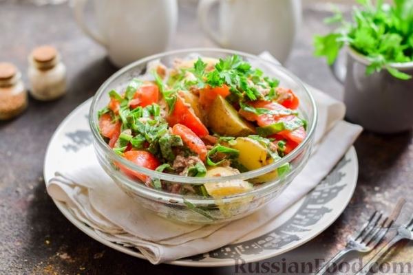 Салат из молодого картофеля с тунцом, помидорами и шпинатом
