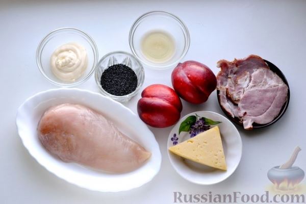 Салат с курицей, персиками, сыром и беконом