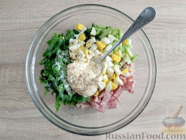 Салат из шпината с ветчиной, огурцами и яйцами