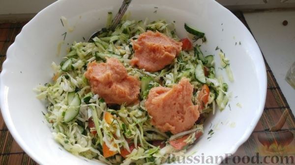 Овощной салат с икрой минтая