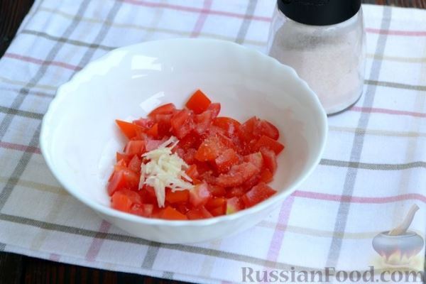 Слоёный салат с крабовыми палочками, помидорами, сыром и кукурузой