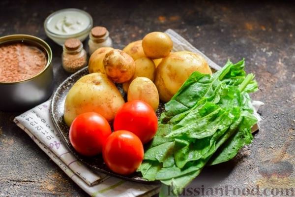 Салат из молодого картофеля с тунцом, помидорами и шпинатом