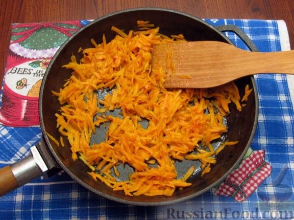 Салат из куриной печени с морковью, консервированным горошком и яйцами