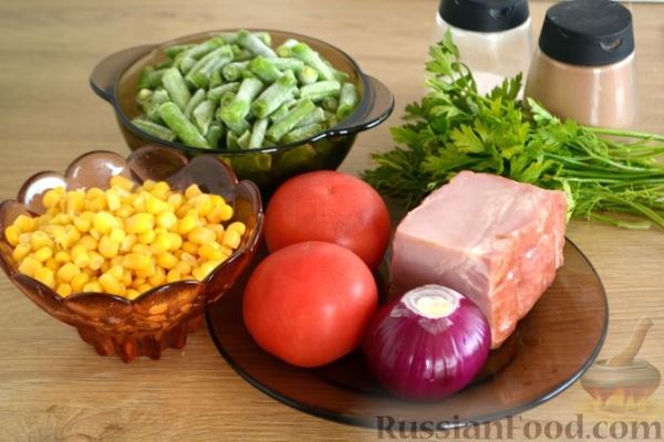 Салат со стручковой фасолью, ветчиной, помидорами и кукурузой
