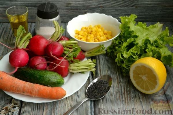 Салат с редиской, огурцом, морковью и кукурузой