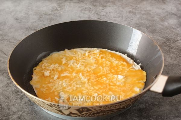 Омлет на лаваше с сыром и помидором