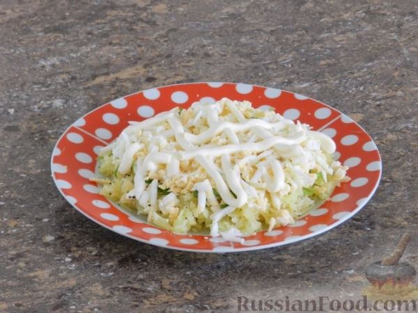 Слоеный овощной салат с плавленым сыром и яйцом