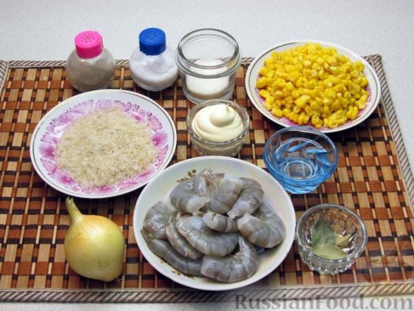 Салат с креветками, рисом и кукурузой