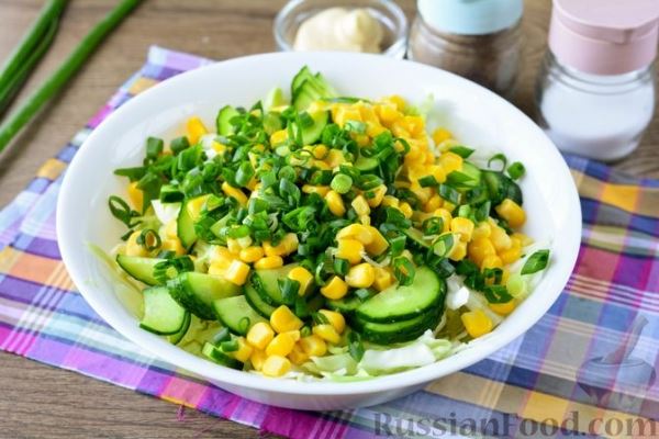 Салат из молодой капусты с огурцами и кукурузой