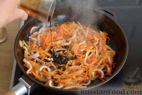 Салат из кальмаров с жареным луком и морковью