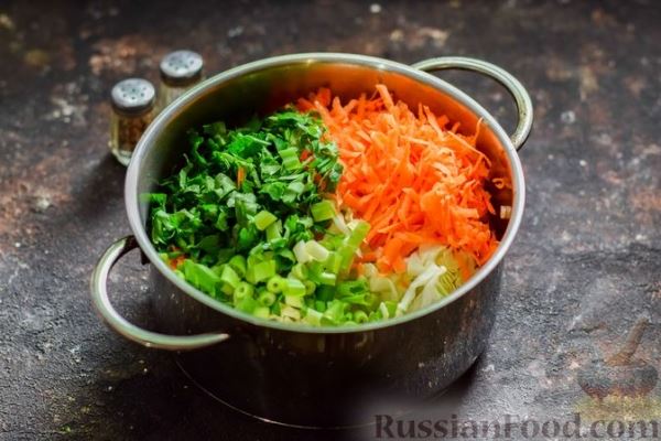 Салат из молодой капусты с морковью, кукурузой и горошком