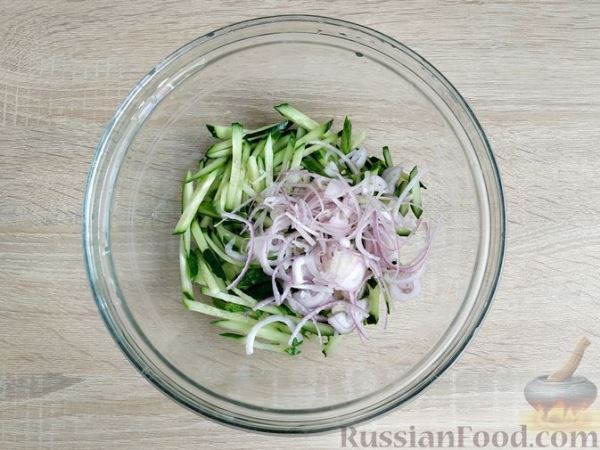 Салат из огурцов с красным луком и кунжутом
