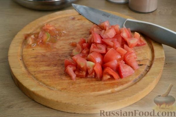 Салат со стручковой фасолью, ветчиной, помидорами и кукурузой
