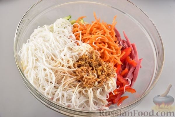 Салат с фунчозой, мясом, морковью по-корейски и овощами