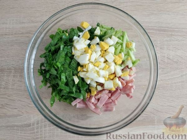 Салат из шпината с ветчиной, огурцами и яйцами