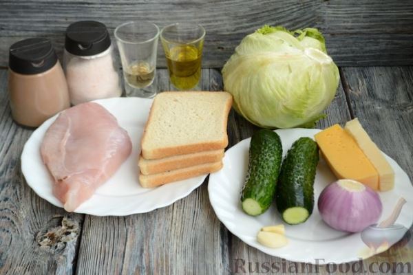 Салат с курицей, огурцами, сыром и сухариками