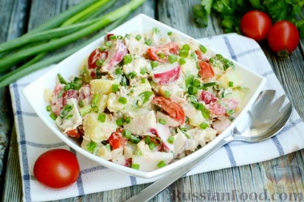 Салат с тунцом, редисом, картофелем и помидорами