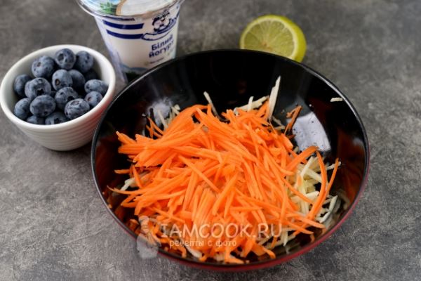 Витаминный салат из моркови с яблоком и голубикой