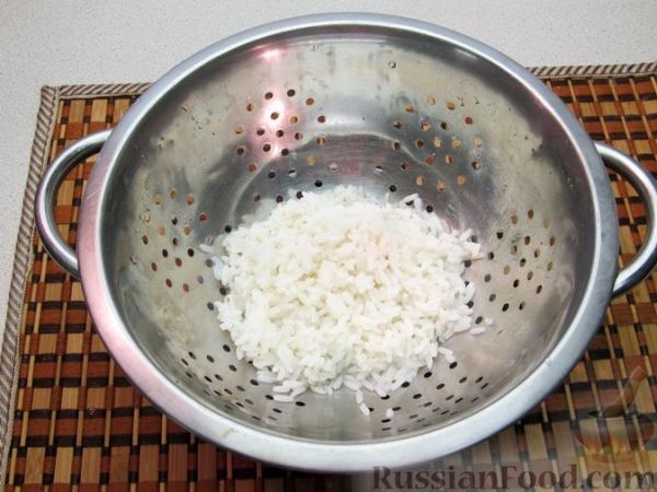 Салат с креветками, рисом и кукурузой