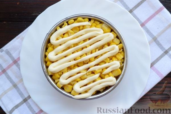 Слоёный салат с крабовыми палочками, помидорами, сыром и кукурузой