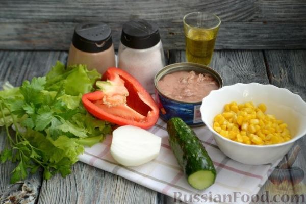 Салат с тунцом, болгарским перцем, огурцом и кукурузой